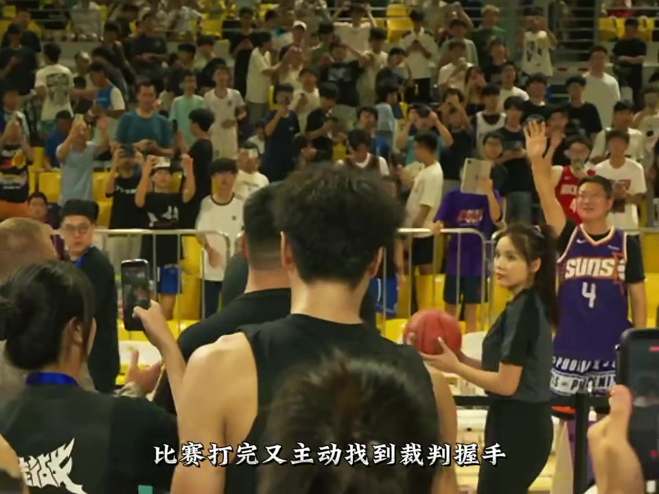 吸粉！格林百分大战暂停期间表演胯下扣篮&赛后主动找裁判握手