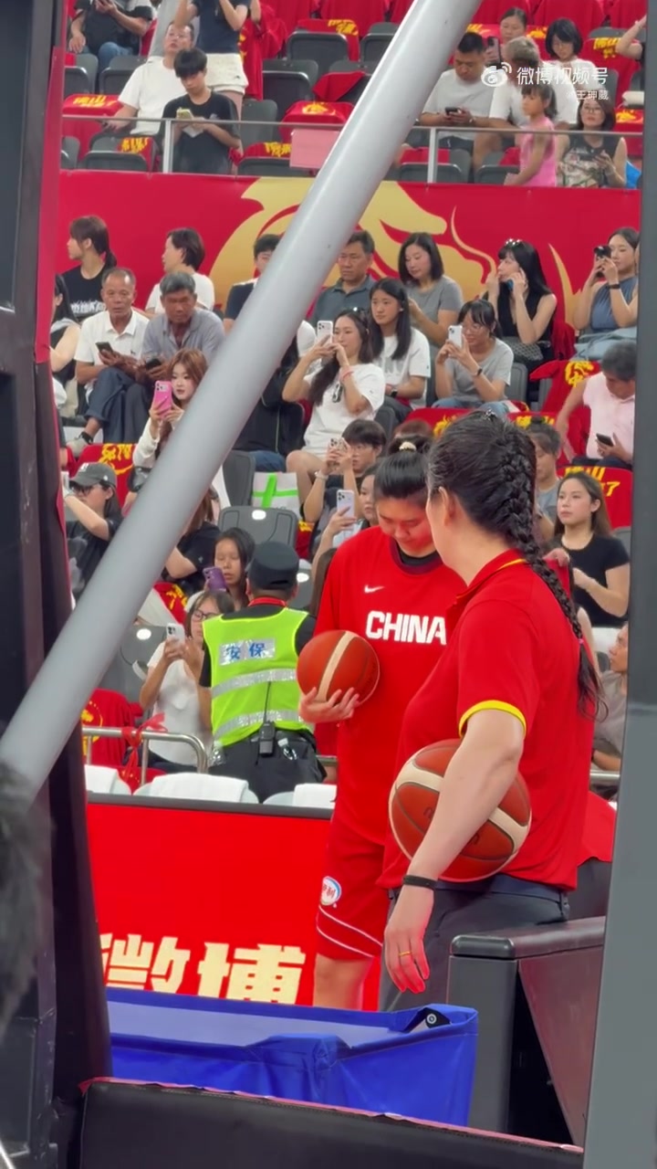 媒体人：张子宇未脱热身服缺席赛前热身 今晚热身赛大概率将缺席
