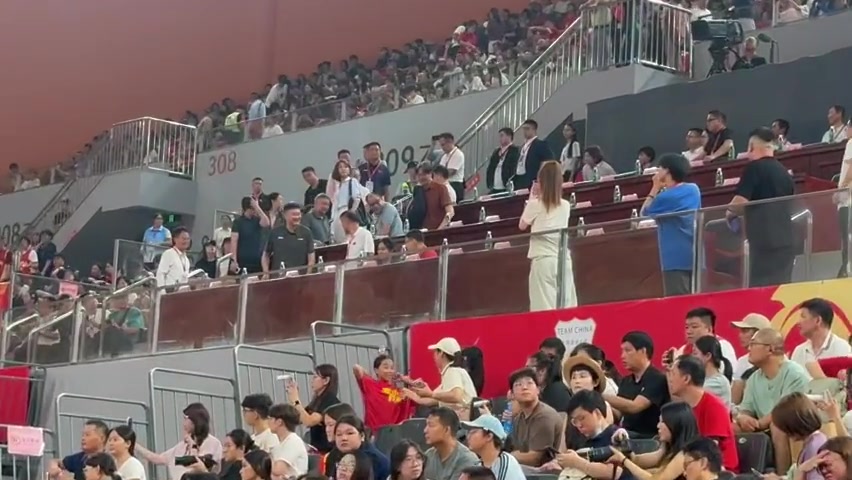 现场观战！中国女篮对阵尼日利亚女篮热身赛 杜锋落座主席台