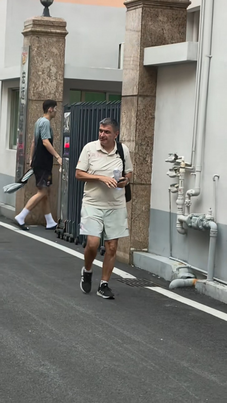 自媒体：福建内线刘李被拍到在广东男篮基地训练 去年入选U19男篮