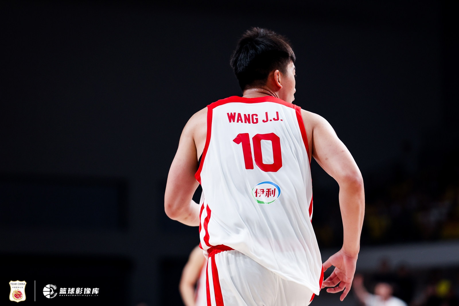 积极但表现不多！王俊杰先发半场得2分4板2助1断1帽 有3次失误