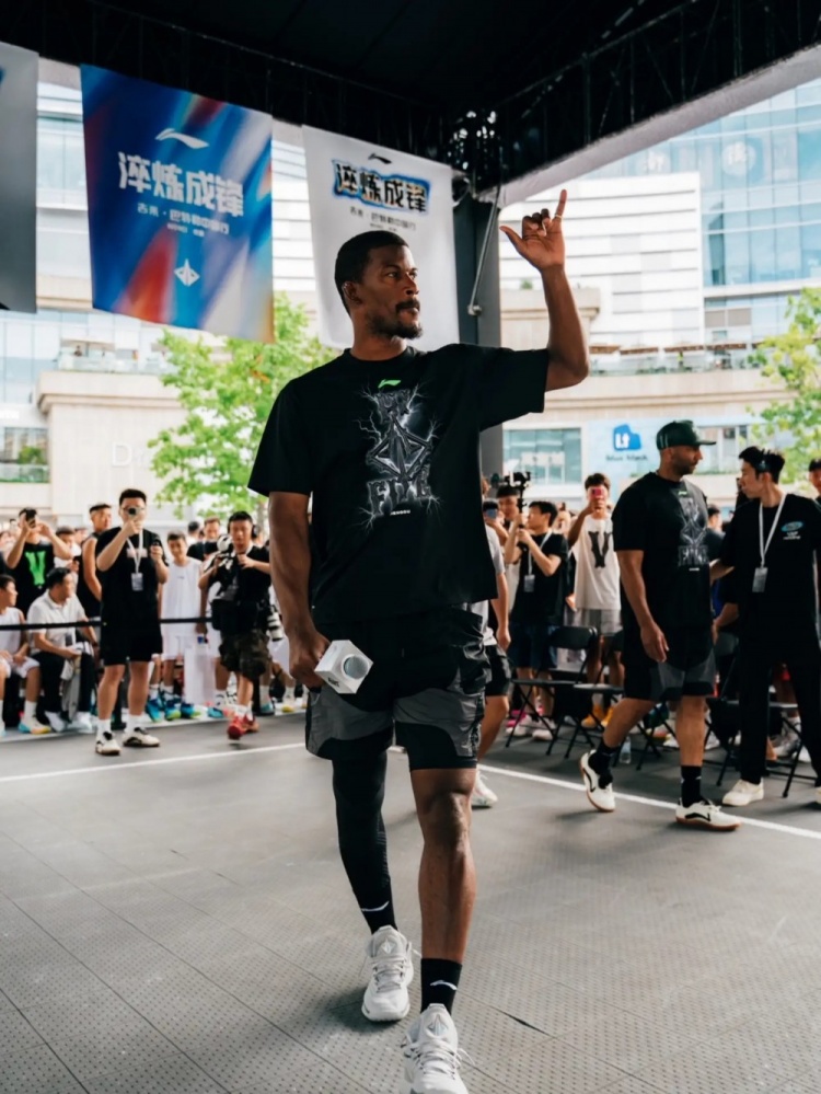 第二天行程结束！巴特勒更新社媒：成都 第二天打卡完成！