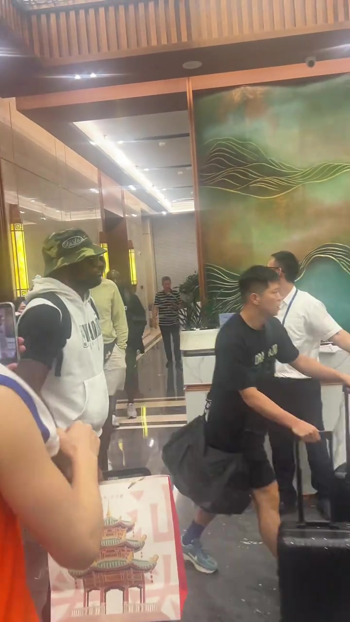 追梦在酒店遇到热情球迷 随后当场为围过来的球迷逐个签名